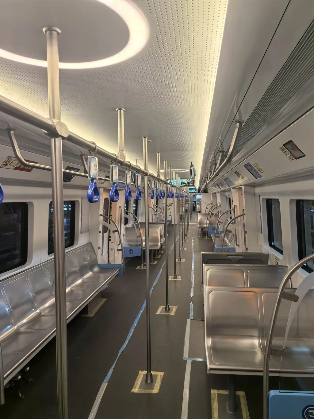 車廂座椅采用橫縱結(jié)合布置方式。重慶交通開投鐵路集團(tuán)供圖