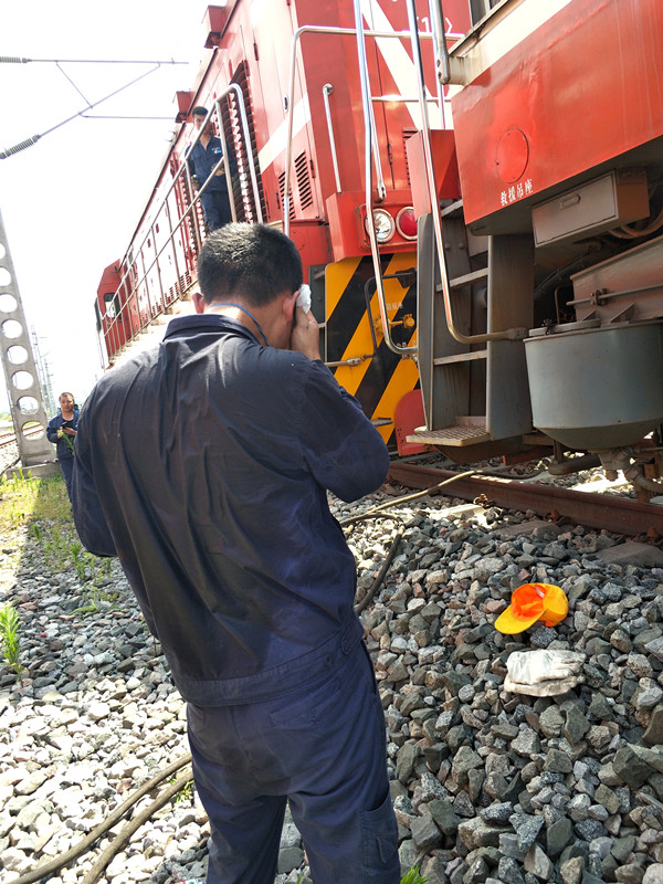 28.戰(zhàn)高溫 斗酷暑-張彥明(三等獎)_副本.jpg