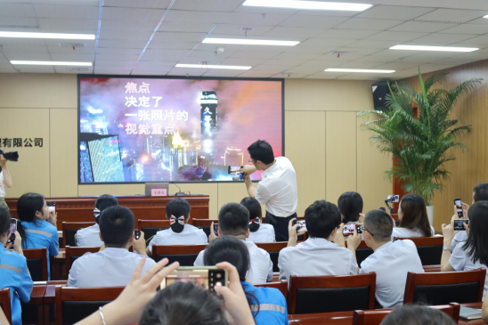 重慶交通建設(shè)工會送文化到基層 為江跳線員工進(jìn)行手機攝影培訓(xùn).png